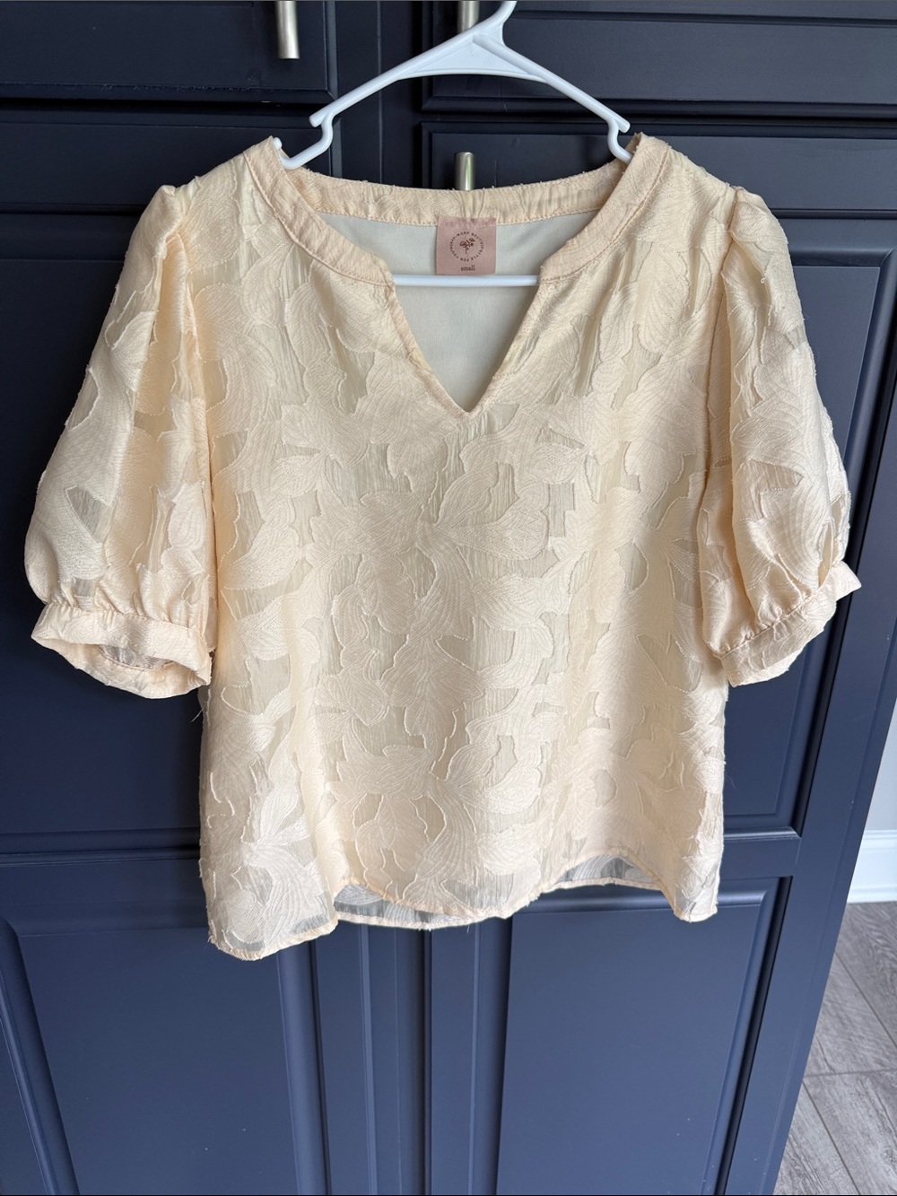 Textured Cream Puff-Sleeve V-Notch Blouse